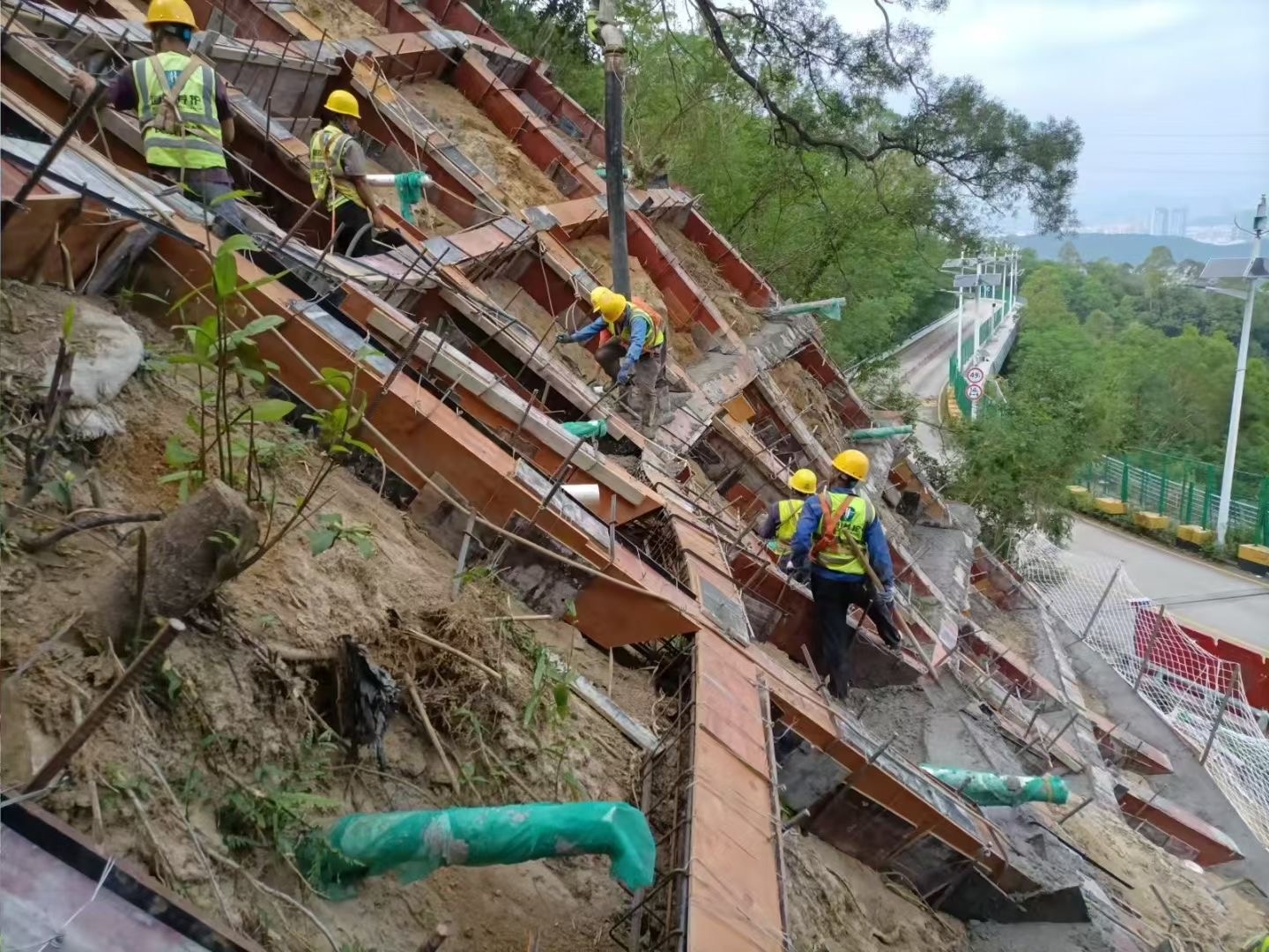 深圳三洲田水库边坡支护工程格子梁施工现场 锚杆格子梁护坡施工