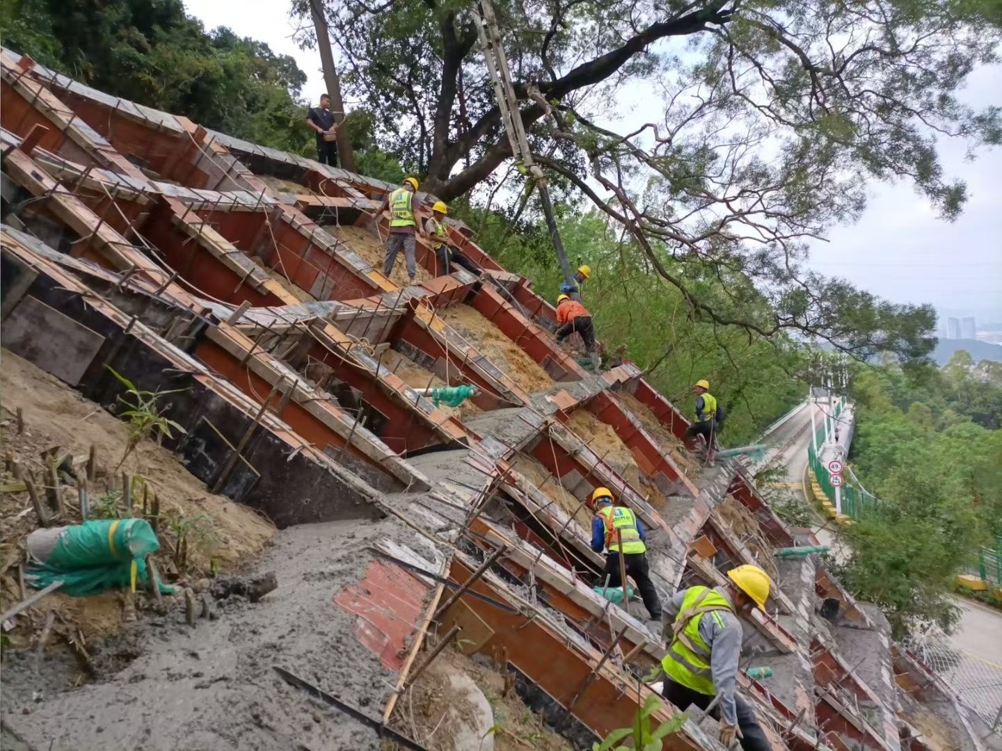 水库高边坡支护工程施工现场 锚杆支护与格子梁结构加固