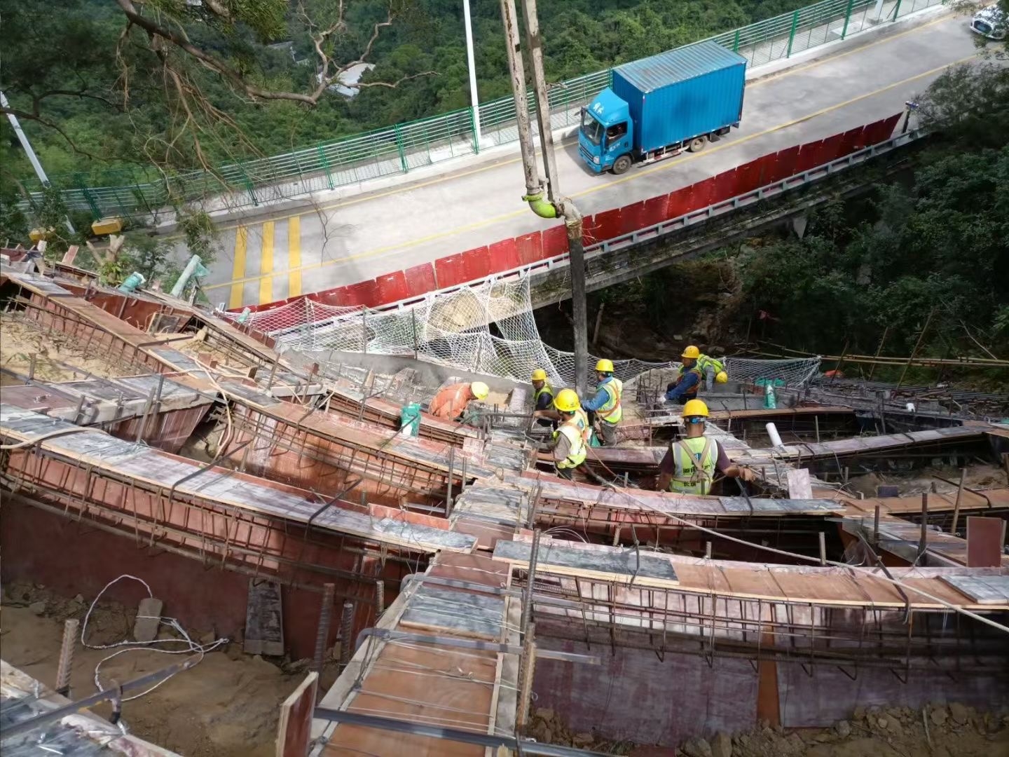 边坡支护工程施工设备进场 水库周边护坡加固工程