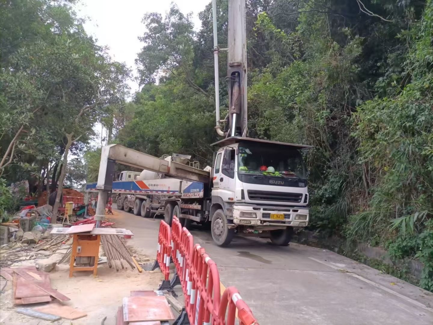 深圳水库边坡支护工程道路上方护坡施工 挡土及排水工程现场.jpg