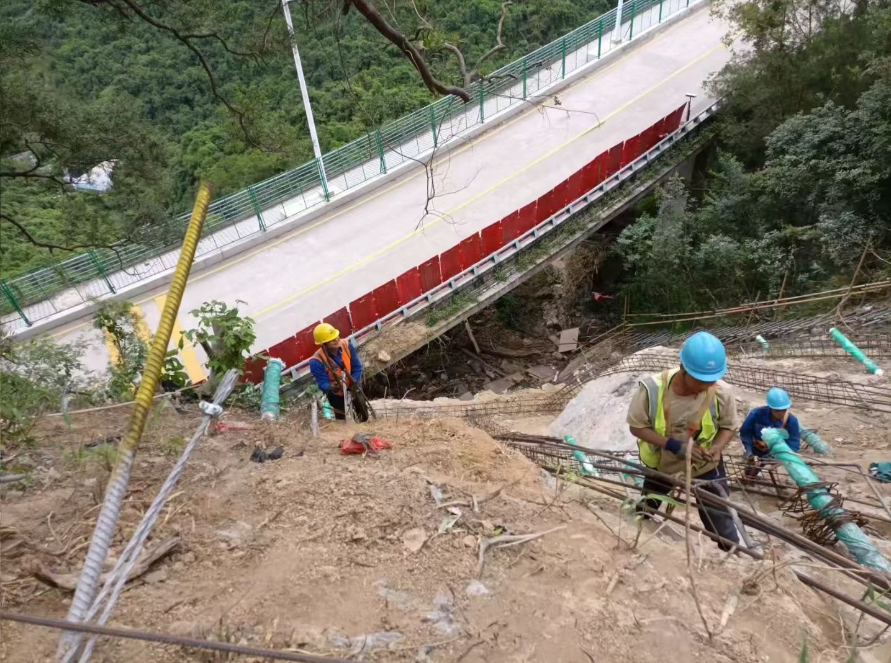 边坡绿化喷播植草前置工序-钢筋格子梁护坡施工现场-华筑天下