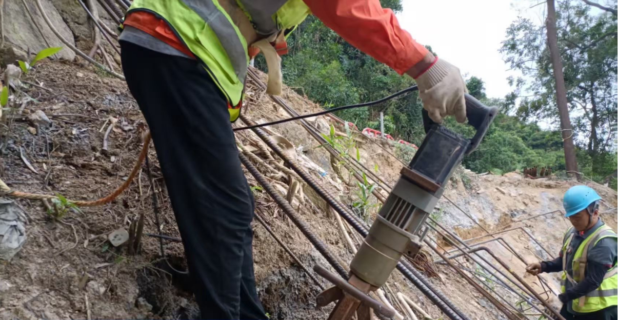边坡绿化喷播植草前置工序-钢筋格子梁护坡施工现场-华筑天下