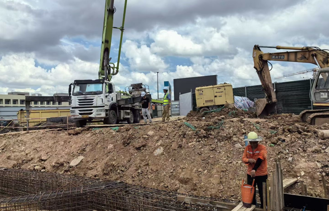 深圳华筑天下建筑工程有限公司：桩基地基工程中的贯梁钢筋笼安装实拍