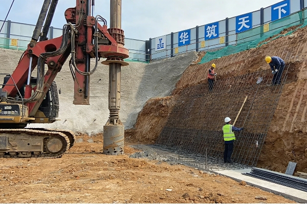 华筑天下边坡支护基坑支护施工场景 旋挖钻机作业现场图